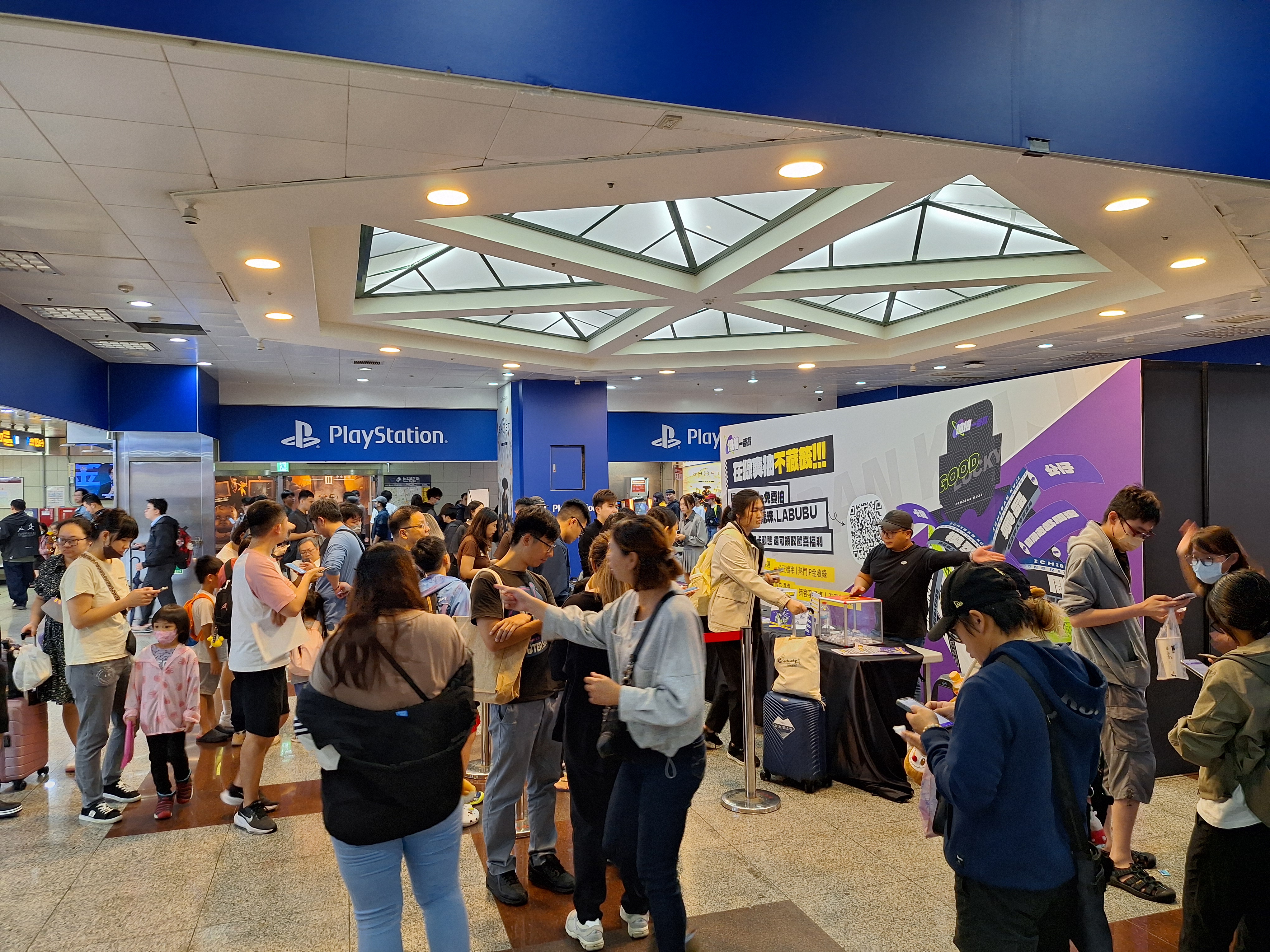 「抽抽一番賞」線下狂歡祭圓滿落幕 台北地下街湧入破千潮玩迷 現場拆籤氛圍超狂熱~